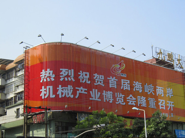 三面翻广告牌多少钱一平方？